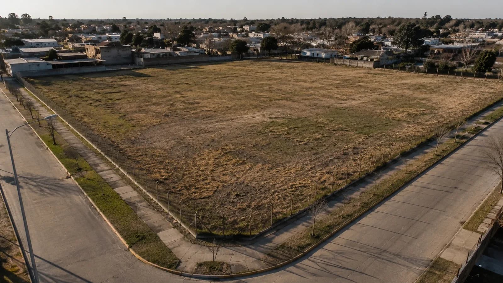Vista aérea de un terreno urbano en esquina listo para desarrollo