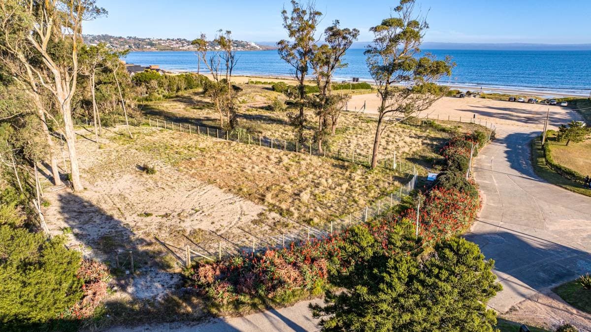 Lote en venta de 2.328 mt2 a 50 metros del mar en Solanas (Imagen número 1)