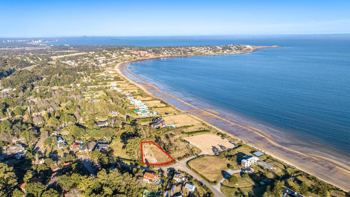 Lote en venta de 2.328 mt2 a 50 metros del mar en Solanas (Imagen número 3)