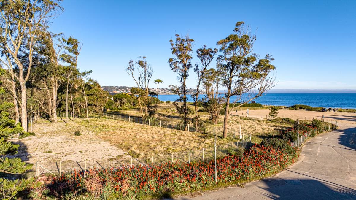 Lote en venta de 2.328 mt2 a 50 metros del mar en Solanas (Imagen número 2)