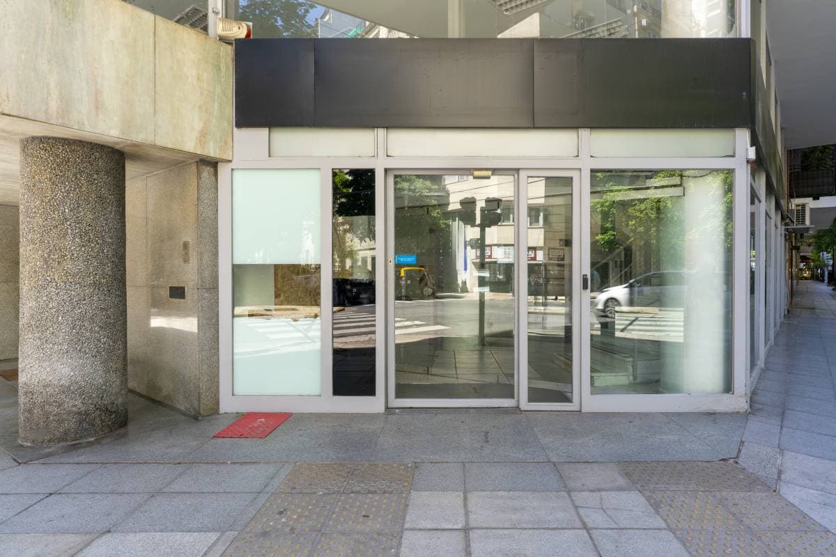 Local comercial en esquina – Quintana y Parera, Recoleta (Imagen número 1)
