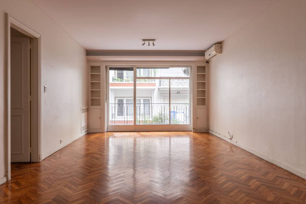 Montevideo y Guido, a metros de la plaza Vicente López. (Imagen número 3)