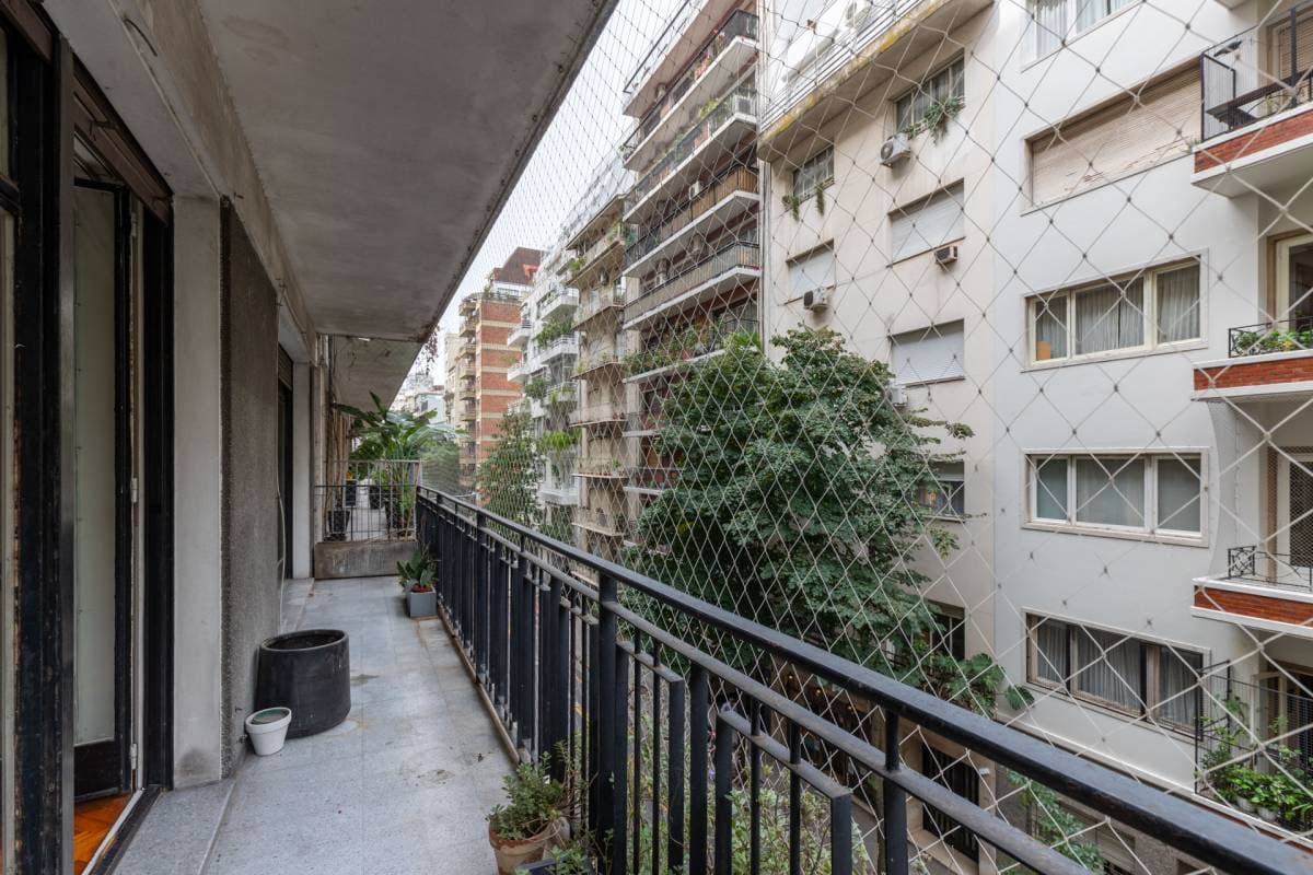 Montevideo y Guido, a metros de la plaza Vicente López. (Imagen número 2)