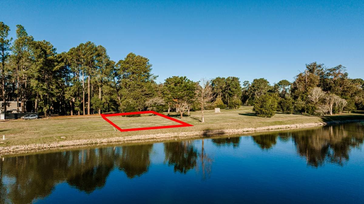 Lote en venta de 1062 m2 en Barrio cerrado Aura sobre la laguna (Imagen número 3)