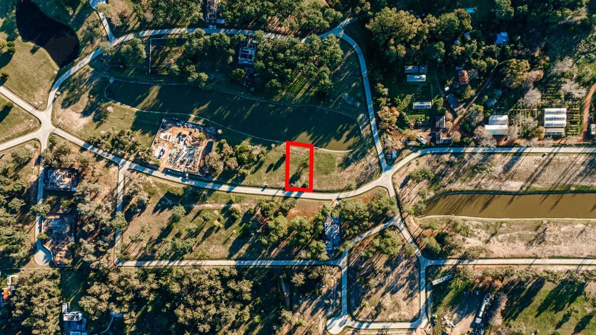 Lote en venta de 1062 m2 en Barrio cerrado Aura sobre la laguna (Imagen número 2)