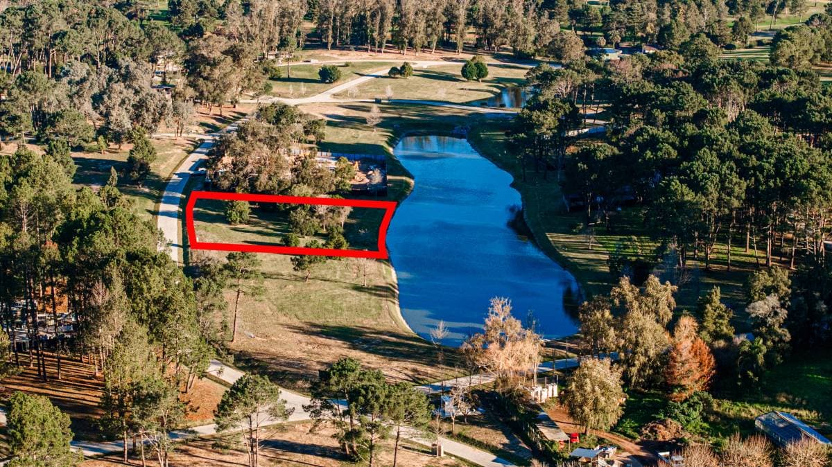 Lote en venta de 1062 m2 en Barrio cerrado Aura sobre la laguna (Imagen número 1)