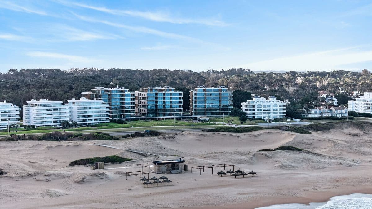 Penthouse duplex de 4 suites con vista al mar en venta en edificio MON Brava, Playa Brava, 22 Piso 6, Unidad 601 (Imagen número 2)