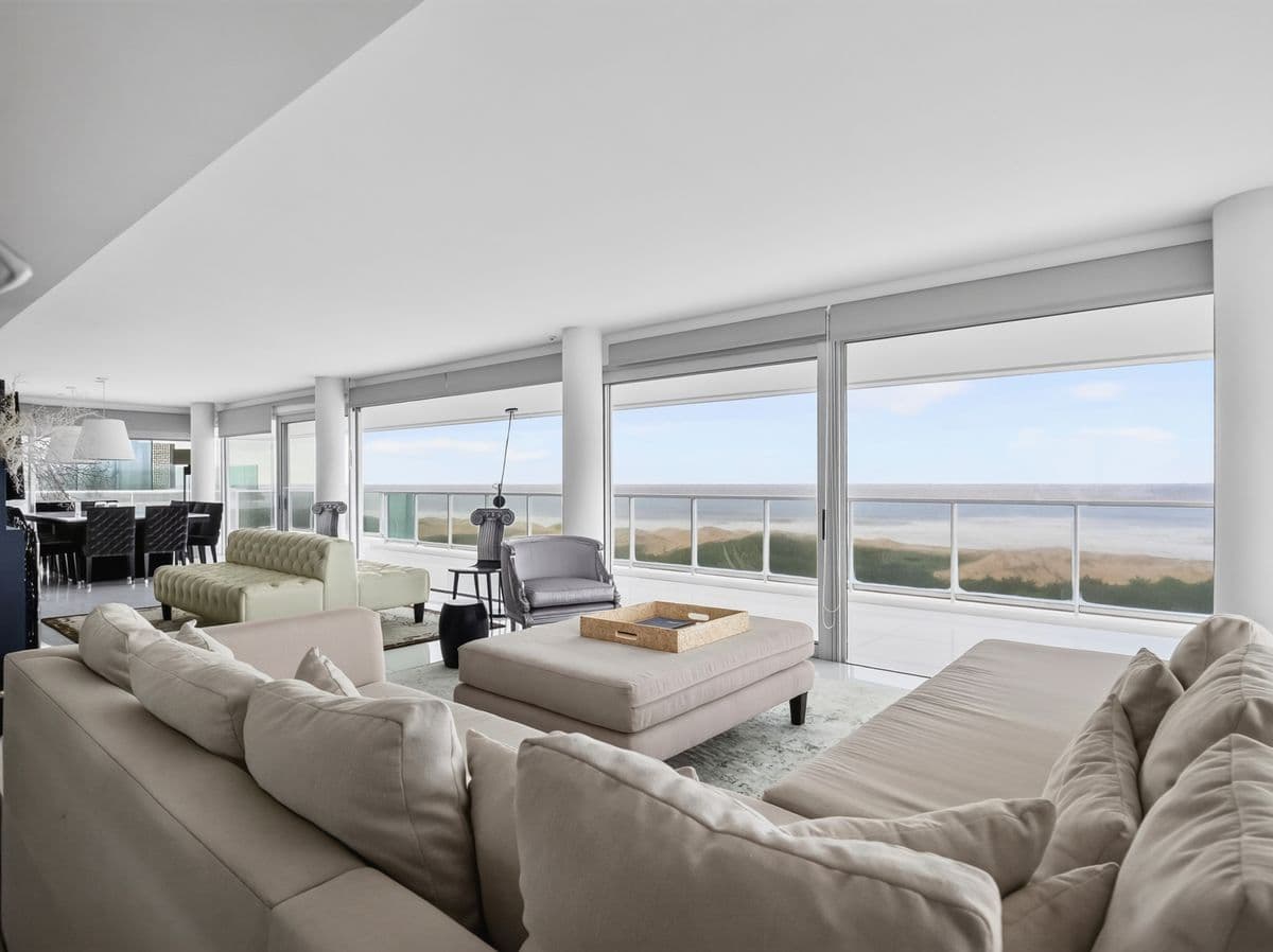 Duplex en venta frente al mar de 4 suites con terraza y pileta (Imagen número 1)