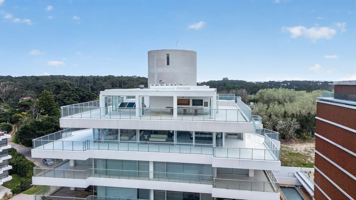 Duplex en venta frente al mar de 4 suites con terraza y pileta (Imagen número 2)