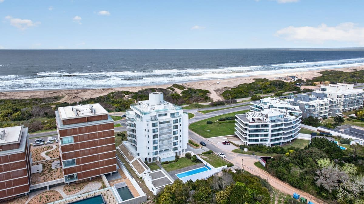 Duplex en venta frente al mar de 4 suites con terraza y pileta (Imagen número 3)