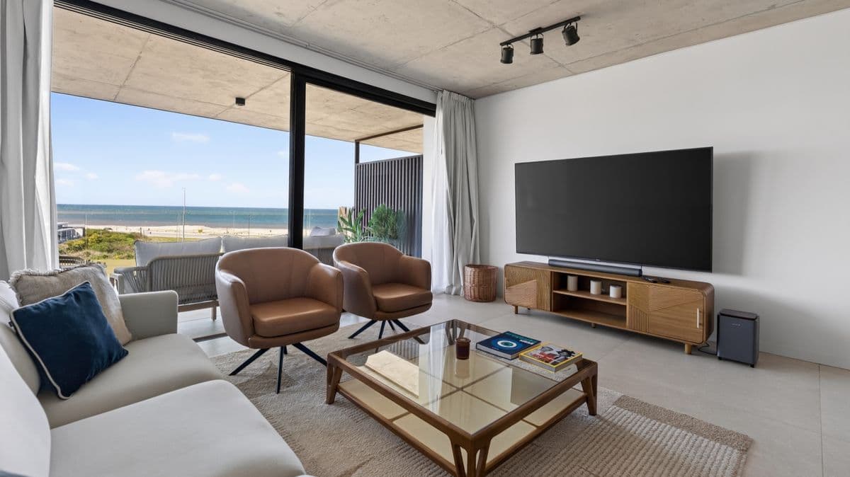 Departamento con vista al mar de 3 suites en venta en Aldeana, Manantiales. (Imagen número 1)