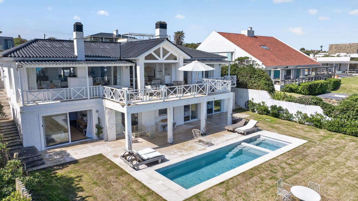 Casa sobre Playa Mansa en José Ignacio (17 huéspedes), - (Imagen número 1)