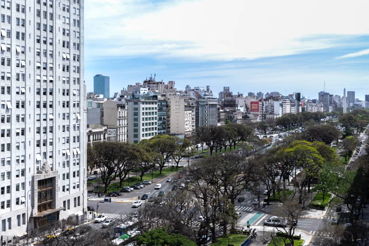 Oficina en venta y en alquiler en la ochava de Av. Belgrano y B. de Irigoyen (Imagen número 2)