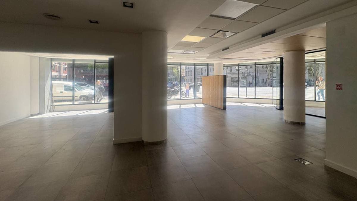 Local Corporativo en Esquina sobre Av. Caseros (Distrito Tecnológico) (Imagen número 2)