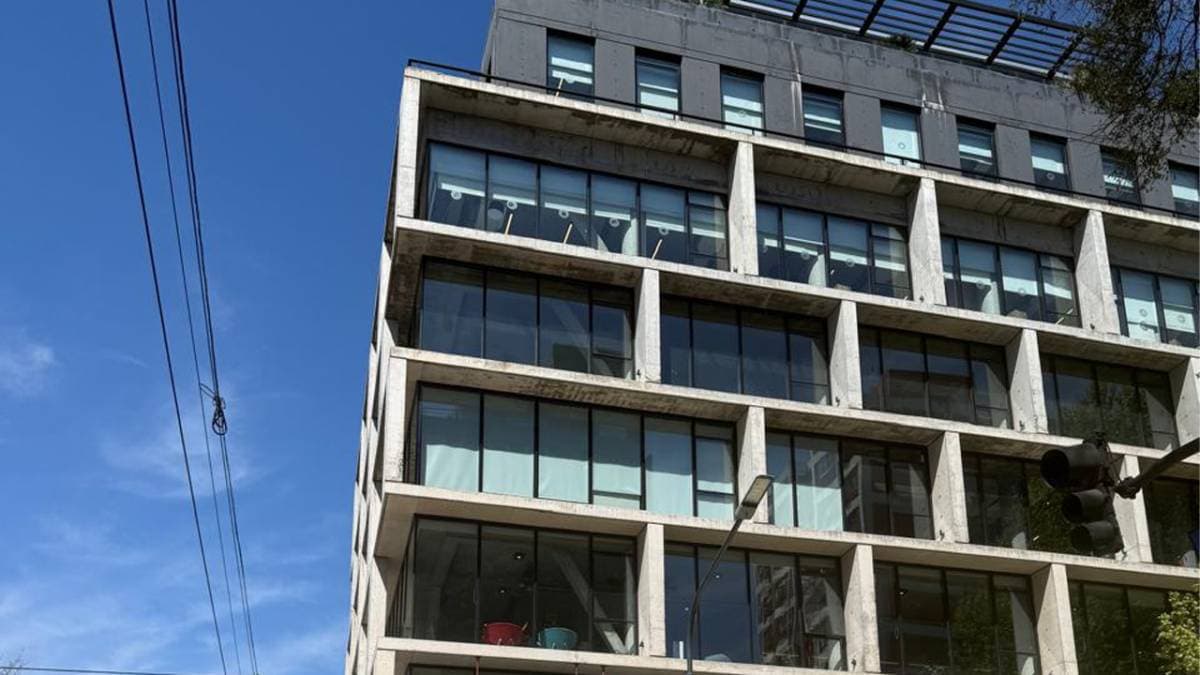 Local Corporativo en Esquina sobre Av. Caseros (Distrito Tecnológico) (Imagen número 1)