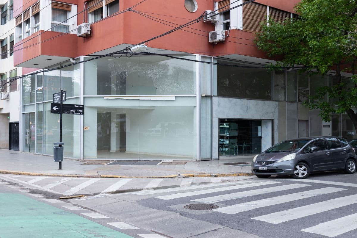 Local en esquina - Av del Libertador y Correa (Imagen número 1)