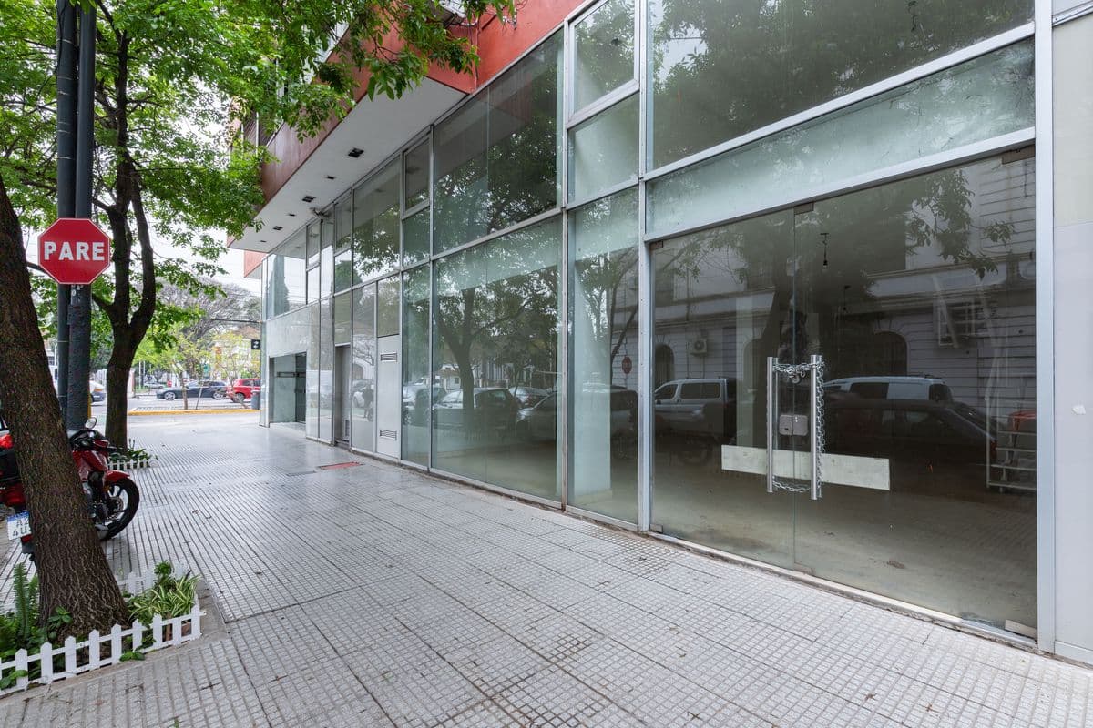 Local en esquina - Av del Libertador y Correa (Imagen número 2)